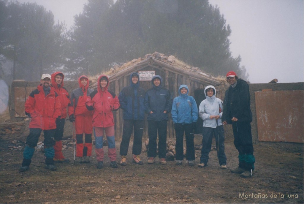 De izquierda a derecha: Jesús Santana, Quique, Fernando Pérez, Antonio Cuartero, Javi, José Ángel, Zaida, María y Vicenç en la puerta del Refugio de La Sagra, 1.523 mts.